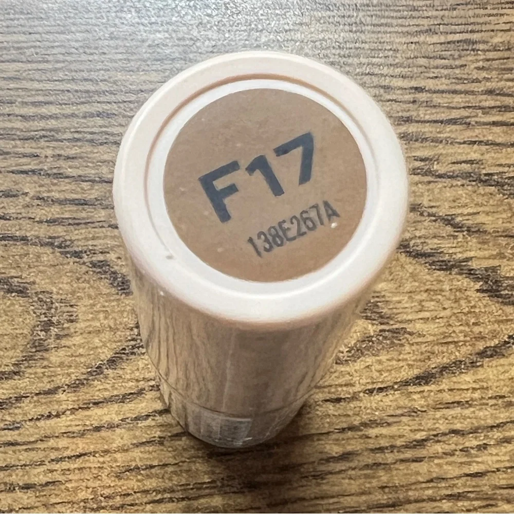 Makeup Revolution Fast Base Stick Foundation F17